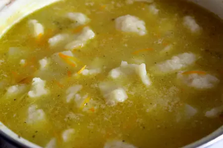 Куриный суп с манными клецками: шаг 11