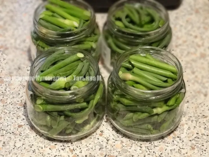 Маринованные чесночные стрелы: шаг 1