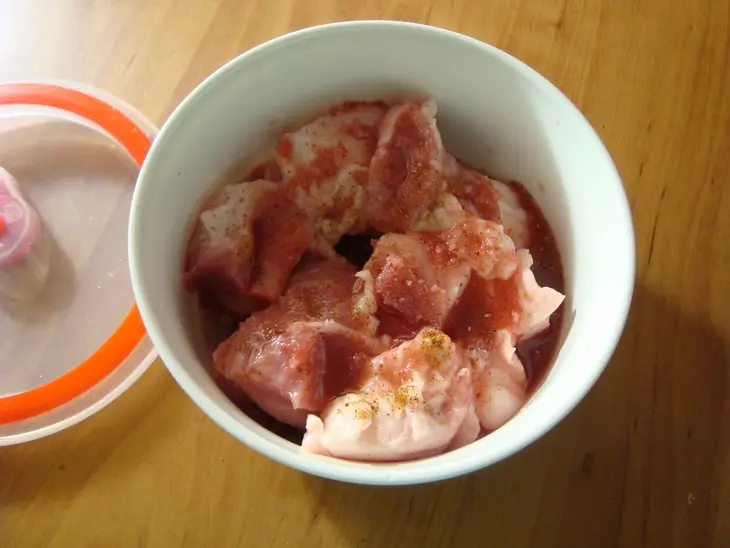 Гречневая каша из горшка с шампиньонами и  мясом на шпажках: шаг 3