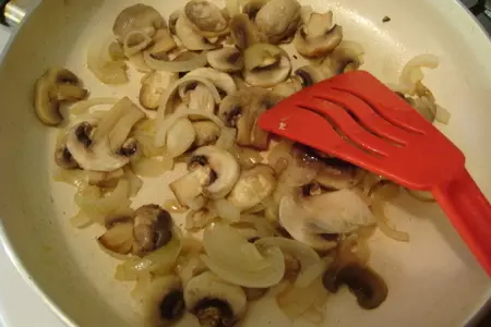 Гречневая каша из горшка с шампиньонами и  мясом на шпажках: шаг 7