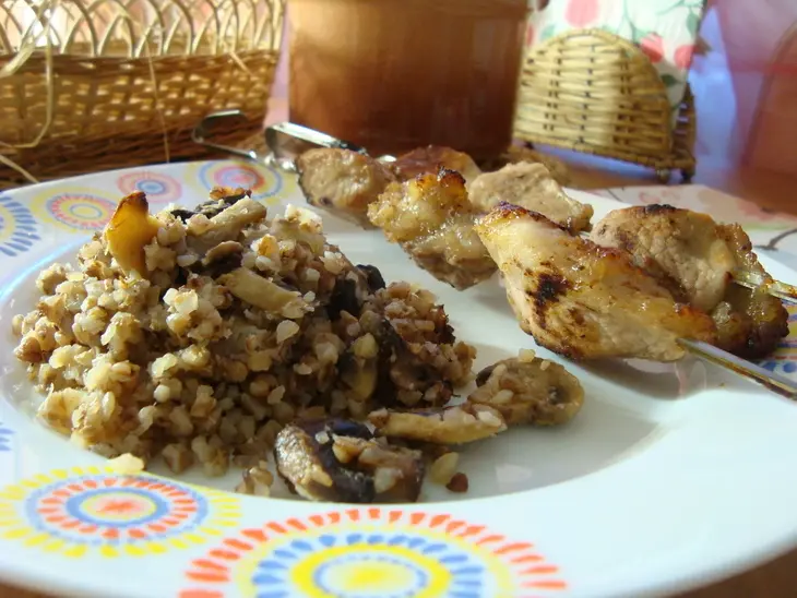 Гречневая каша из горшка с шампиньонами и  мясом на шпажках: шаг 12