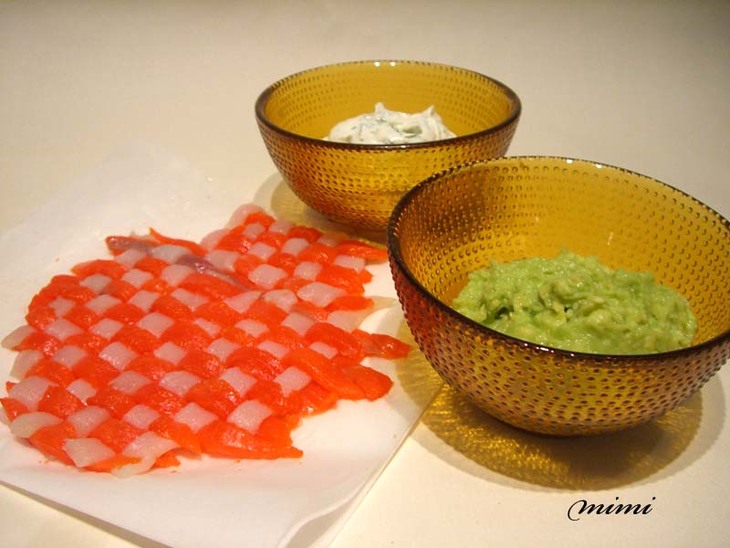 Корзиночки с кремом из авокадо и сливочного сыра с деликатесной рыбной плетенкой: шаг 2