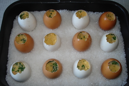 Яйца с зеленью,в скорлупе: шаг 4