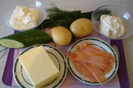 Молодой картофель со сметанным соусом и увенчан красной рыбой: шаг 1
