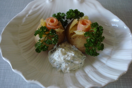 Молодой картофель со сметанным соусом и увенчан красной рыбой: шаг 7