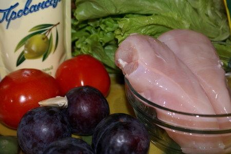 Салат из курицы со сливами и помидорами: шаг 1
