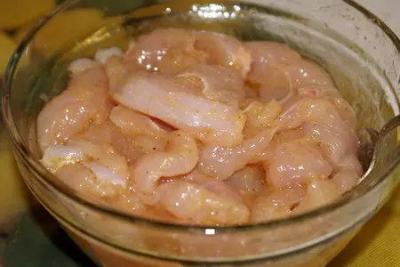Салат из курицы со сливами и помидорами: шаг 2