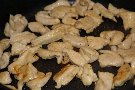 Салат из курицы со сливами и помидорами: шаг 3