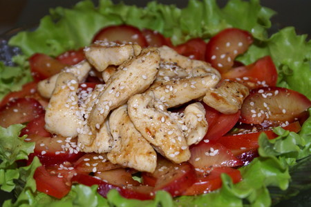 Салат из курицы со сливами и помидорами: шаг 4