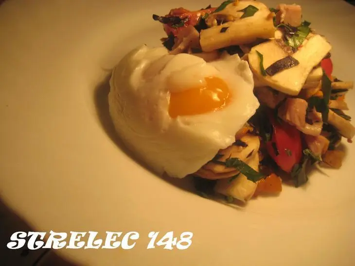 Салат из сырых шампиньонов, копченой курицы и яйцами-пашот.: шаг 4