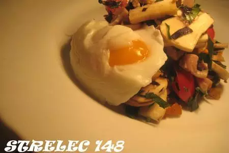 Салат из сырых шампиньонов, копченой курицы и яйцами-пашот.: шаг 4