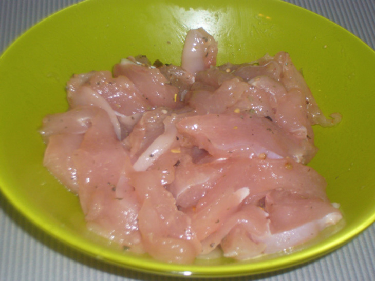 Салат из нежной куриной грудки: шаг 1