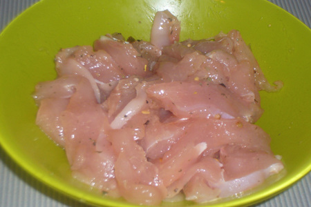 Салат из нежной куриной грудки: шаг 1