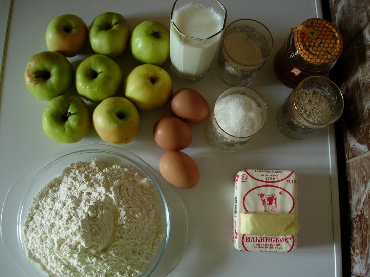 Пирог-пудинг с яблоками, медом и корицей.: шаг 1