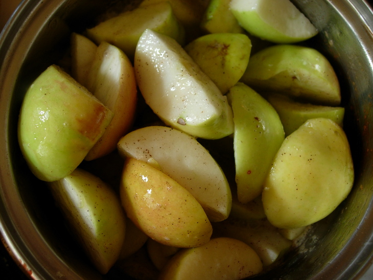 Пирог-пудинг с яблоками, медом и корицей.: шаг 3