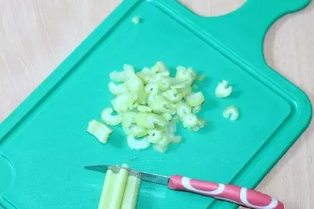Cалат из риса и грецких орехов: шаг 2