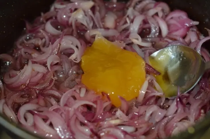 Куриное филе с золотым пшеном и конфитюром из ялтинского лука: шаг 2