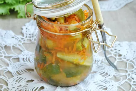 Пикантный салат в корейском стиле из огурцов и моркови на зиму: шаг 7