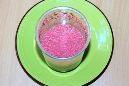 Ароматный, кисло-сладкий напиток "в розовом": шаг 4