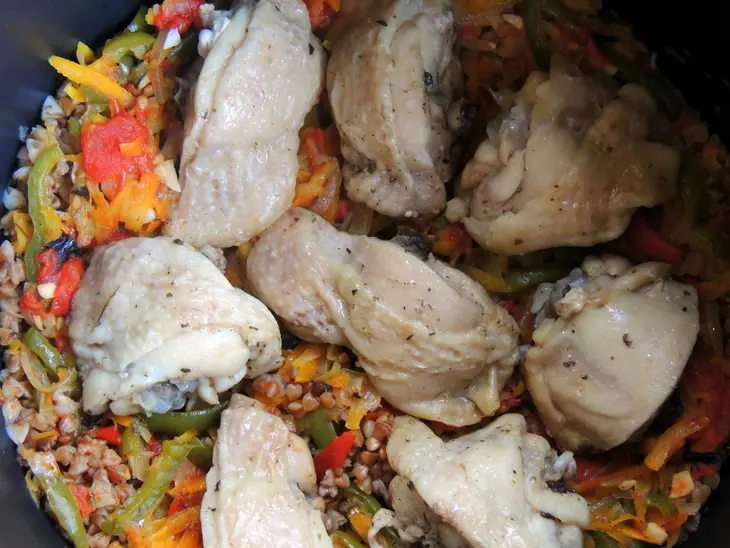 Гречка с овощами и курицей в мультиварке: шаг 9