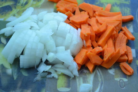 Теплый рисовый салат с крабовыми палочками: шаг 1