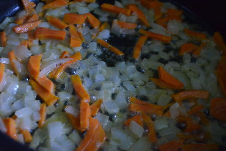 Теплый рисовый салат с крабовыми палочками: шаг 2