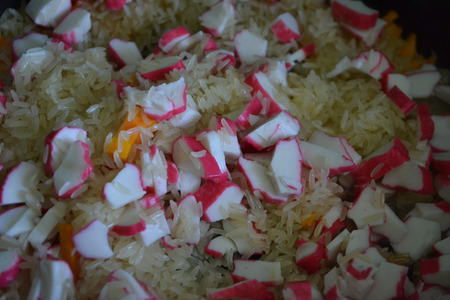 Теплый рисовый салат с крабовыми палочками: шаг 5