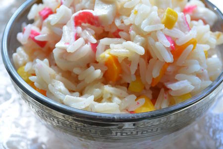 Теплый рисовый салат с крабовыми палочками: шаг 7