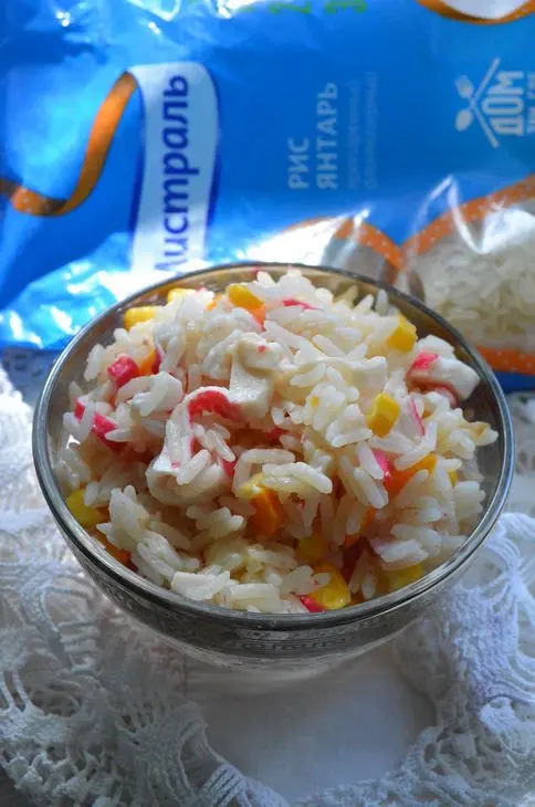 Теплый рисовый салат с крабовыми палочками: шаг 8