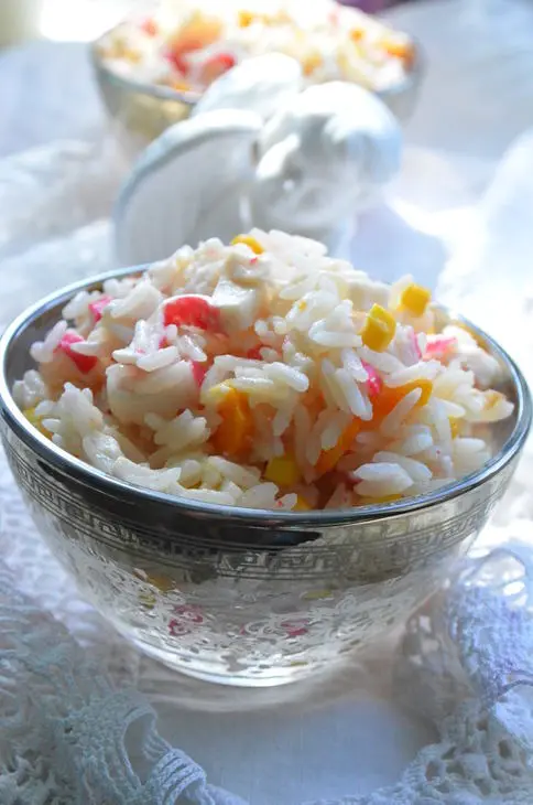 Теплый рисовый салат с крабовыми палочками: шаг 9