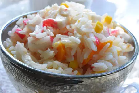 Теплый рисовый салат с крабовыми палочками: шаг 9