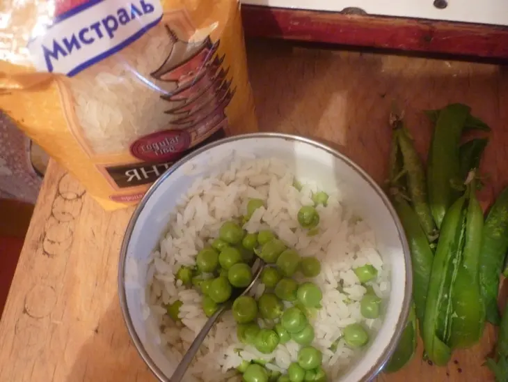 Cалат с рисом и свежим горошком: шаг 2
