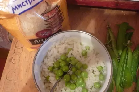 Cалат с рисом и свежим горошком: шаг 2