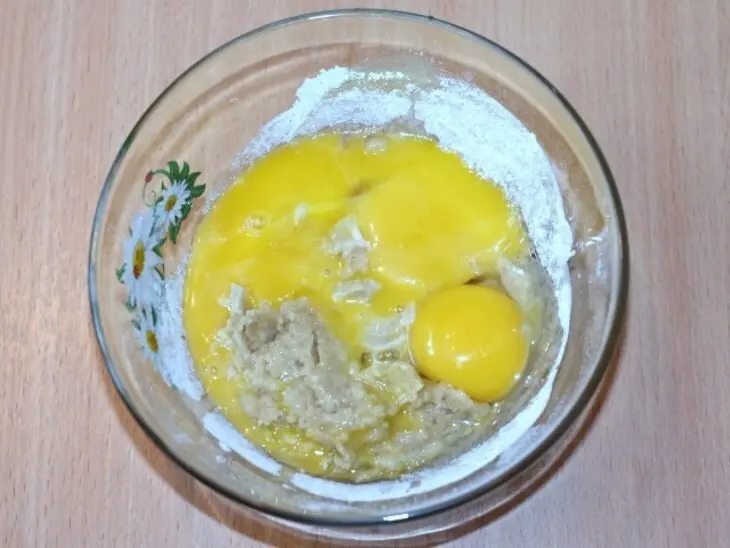 Рулет c начинкой из моркови: шаг 4