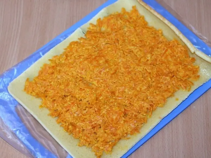Рулет c начинкой из моркови: шаг 14