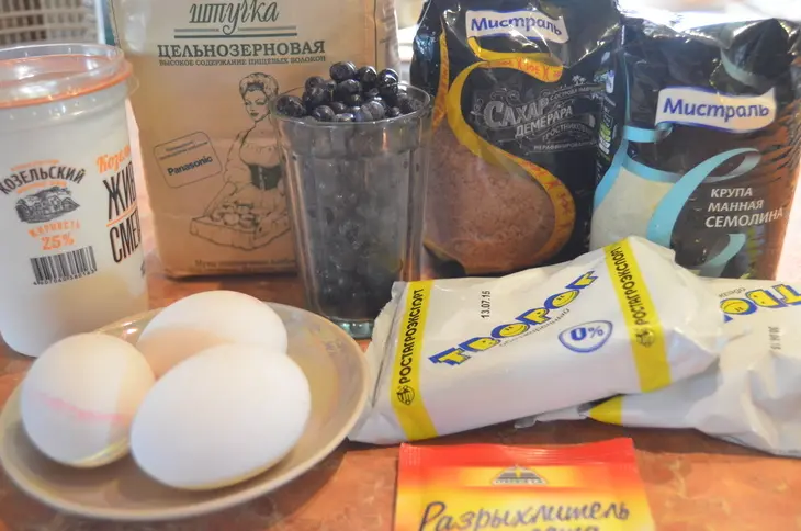Цельнозерновой пирог с черникой и сметано-манным кремом: шаг 1