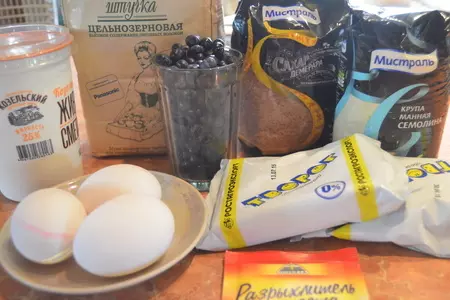Цельнозерновой пирог с черникой и сметано-манным кремом: шаг 1