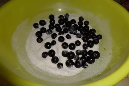 Насыпные кексы с черной смородиной: шаг 3