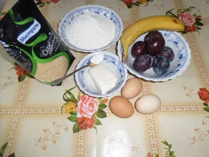 Пирог со сливами и бананом: шаг 1