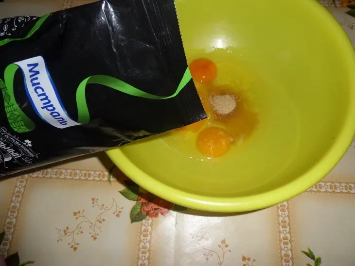 Пирог со сливами и бананом: шаг 2