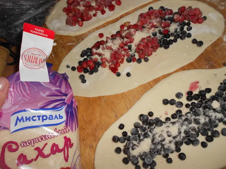 Пирог-плетенка с ягодным ассорти: шаг 5