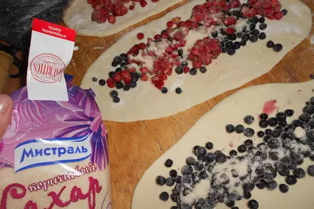 Пирог-плетенка с ягодным ассорти: шаг 5