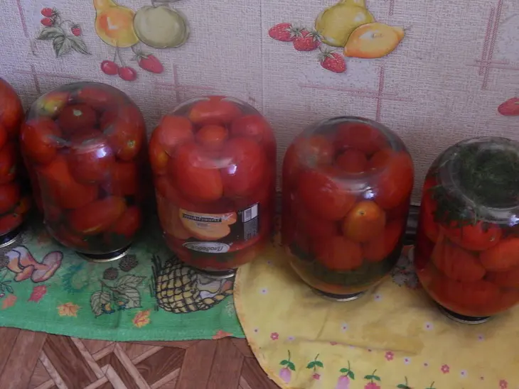 Консервированные томаты с листьями моркови: шаг 2
