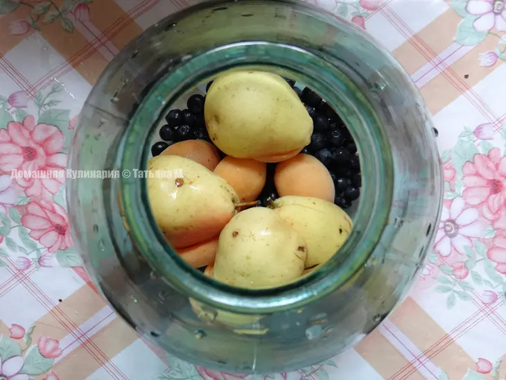 Компот ассорти с черникой: шаг 1