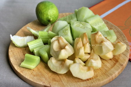 Зелёный смузи с огурцом и яблоком: шаг 1