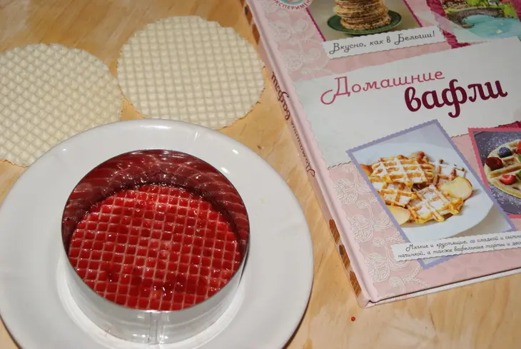 Вафельный торт с мороженым: шаг 2