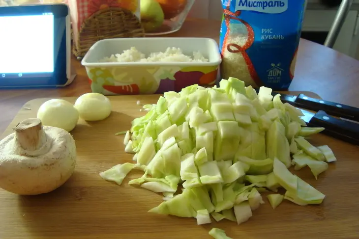 Заливной пирог с капустой, кубанским рисом, грибами и перепелиными яйцами: шаг 3