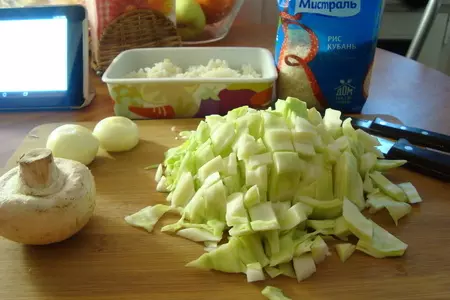 Заливной пирог с капустой, кубанским рисом, грибами и перепелиными яйцами: шаг 3