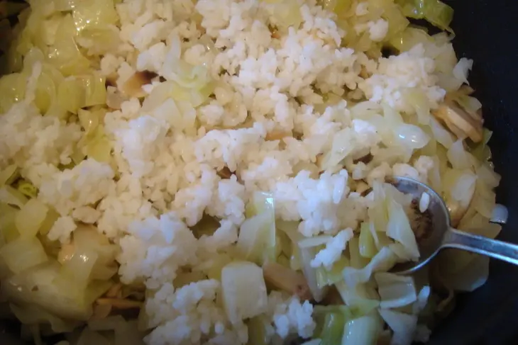 Заливной пирог с капустой, кубанским рисом, грибами и перепелиными яйцами: шаг 5