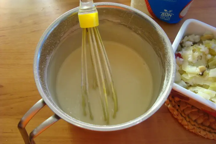 Заливной пирог с капустой, кубанским рисом, грибами и перепелиными яйцами: шаг 7